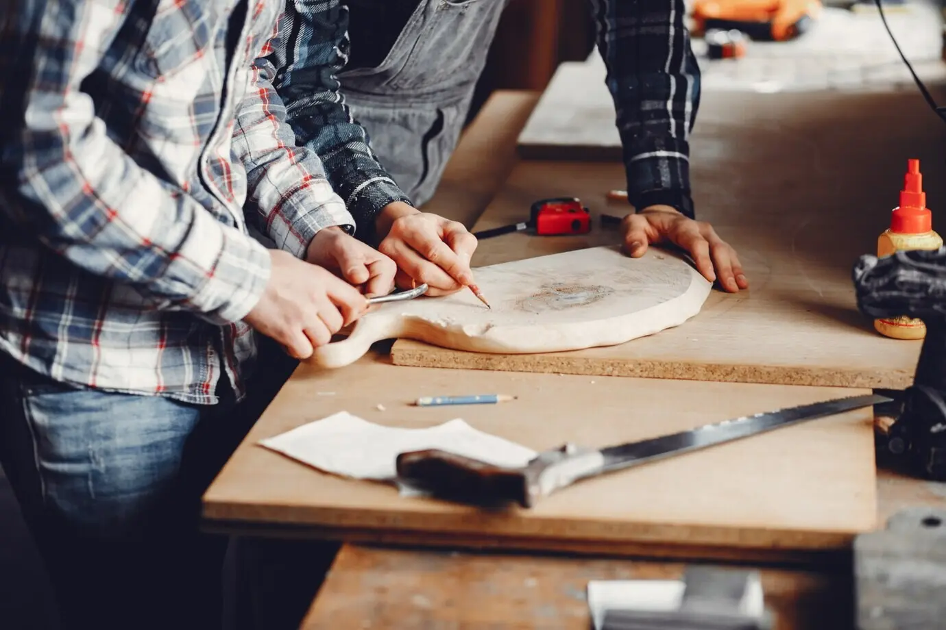 Der Schreiner arbeitet mit einem Baum.