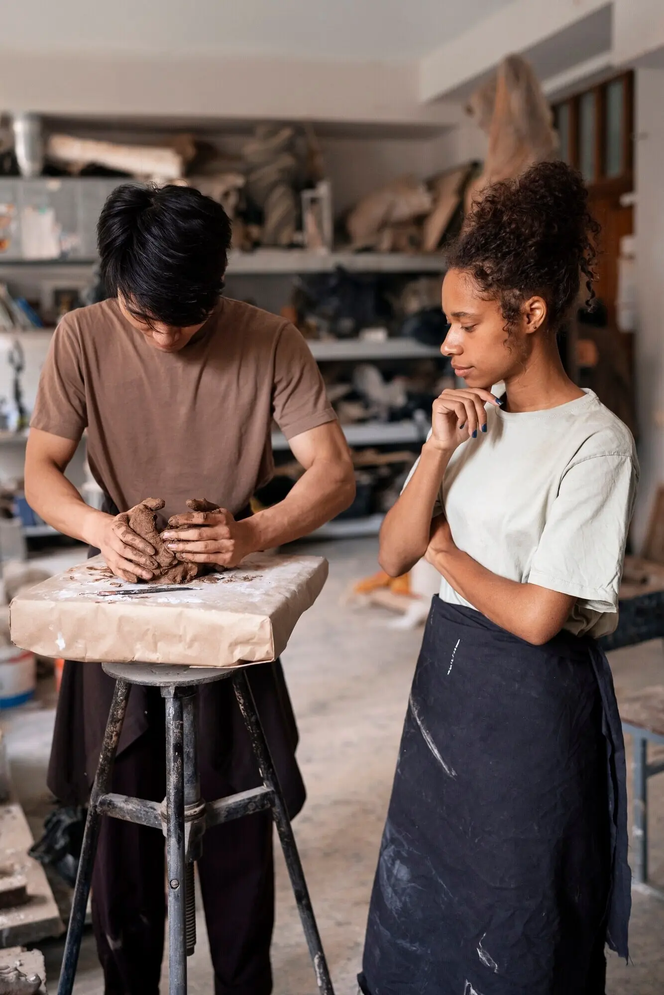 Mittlere Einstellung von Menschen beim Tonmodellieren.